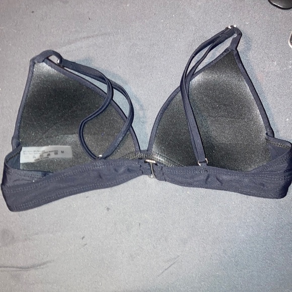 SHEIN black bikini top medium and SHEIN black cross in the front bottoms medium - Picture 2 of 6